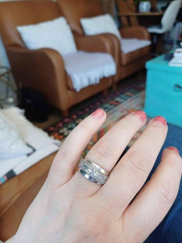 Sparkling 9ct White Gold Ring with 34 Diamonds  R19 500