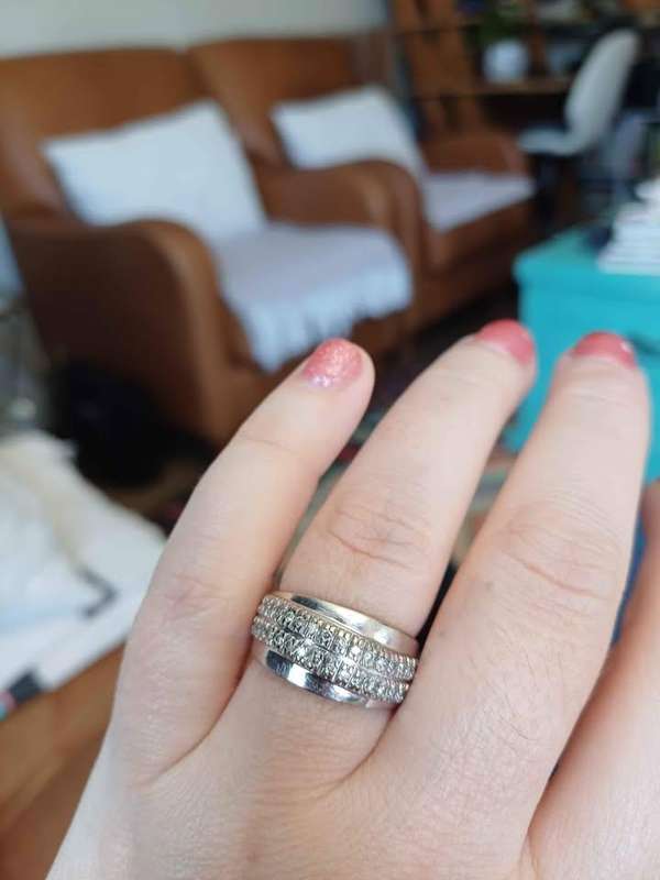 Sparkling 9ct White Gold Ring with 34 Diamonds  R19 500