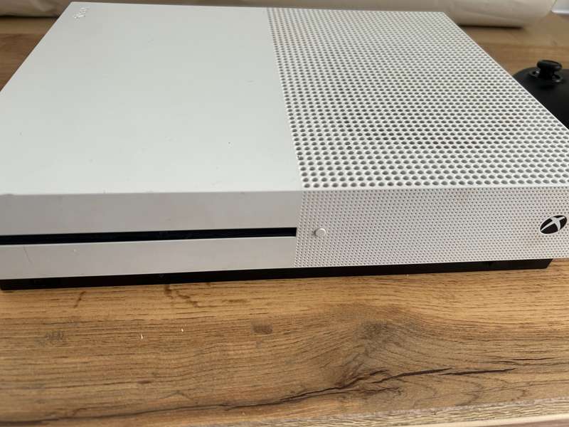 Xbox One S 1TB + 1 Controller + 1 Game