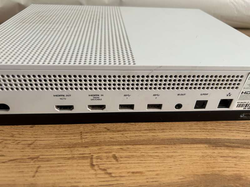Xbox One S 1TB + 1 Controller + 1 Game