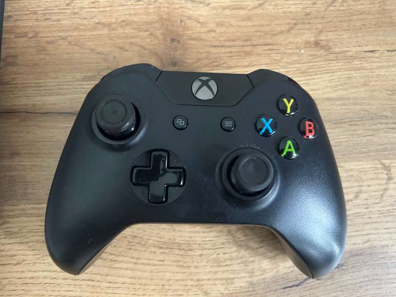 Xbox One S 1TB + 1 Controller + 1 Game