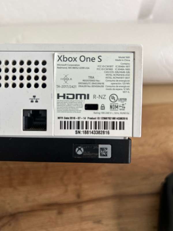 Xbox One S 1TB + 1 Controller + 1 Game