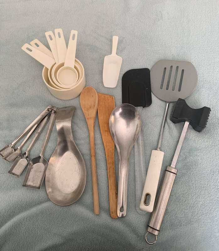 Assorted kitchen items
