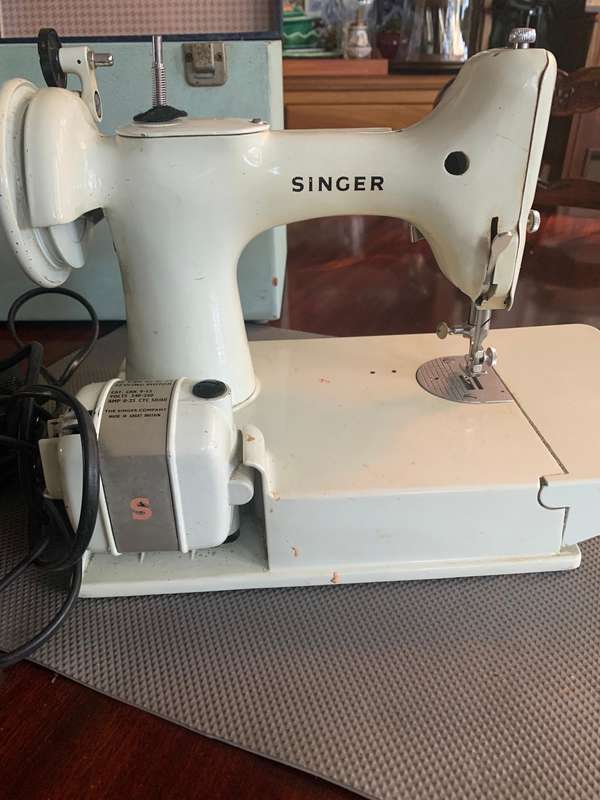 Singer Featherweight - needs attention