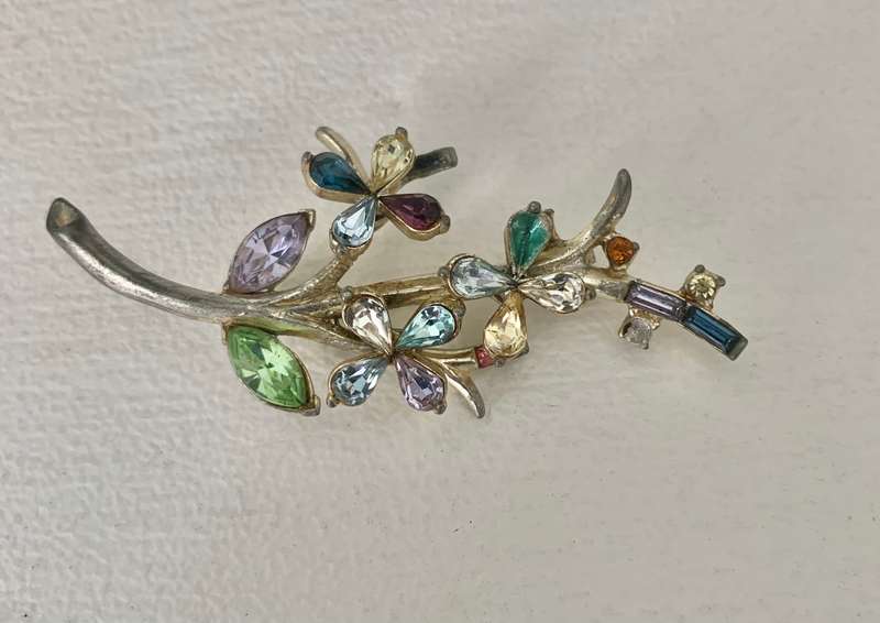 Brooch with coloured stones