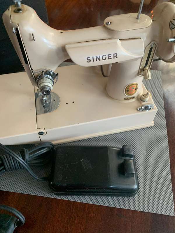 Vintage Singer Fetherweight