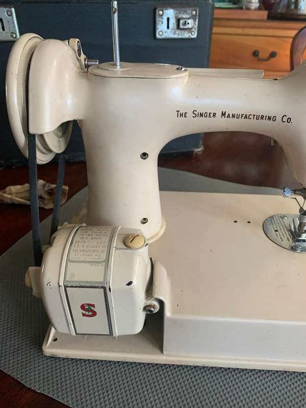 Vintage Singer Fetherweight