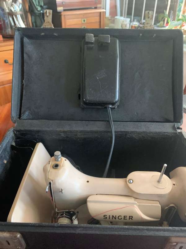 Vintage Singer Fetherweight