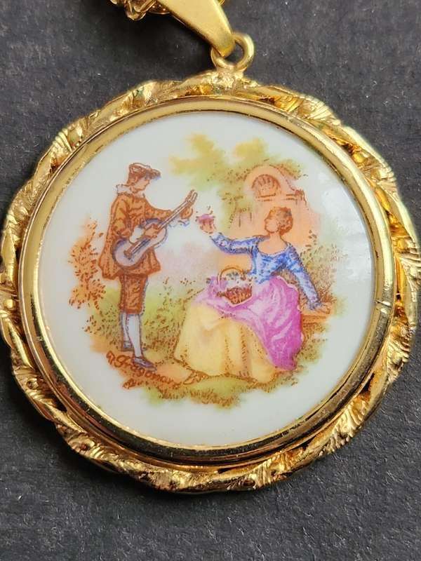 VINTAGE LIMOGES PORCELAIN PENDANT AND GOLD CHAIN