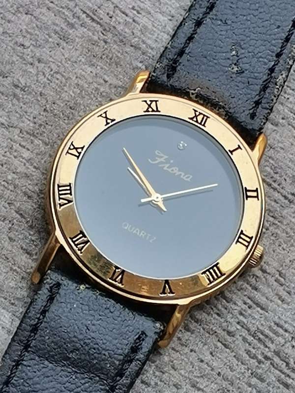STUNNING LADIES FIONA GOLD PLATED WATCH WITH BIG 30CM FACE IN EXCELLENT WORKING CONDITION