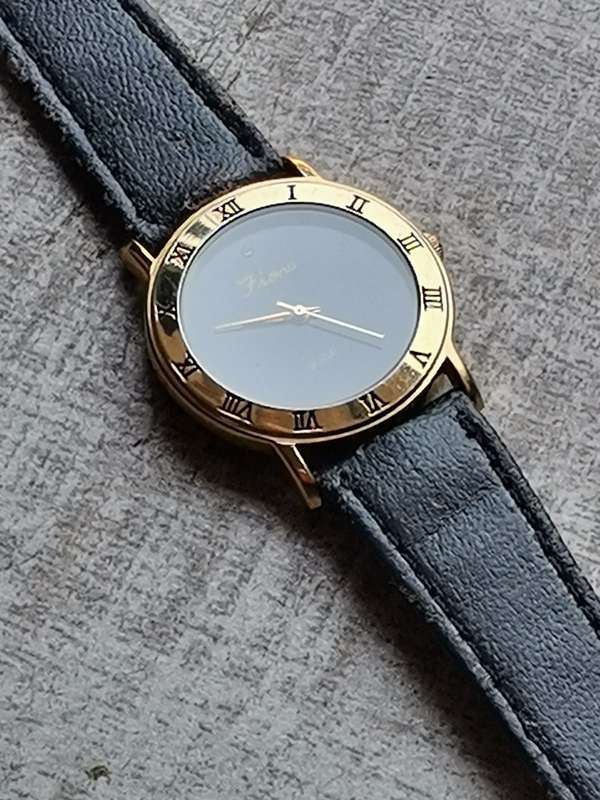 STUNNING LADIES FIONA GOLD PLATED WATCH WITH BIG 30CM FACE IN EXCELLENT WORKING CONDITION