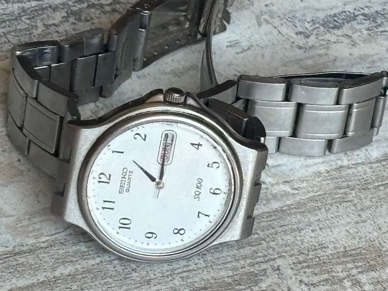 MENS SEIKO SQ100 WATCH IN EXCELLENT WORKING CONDITION