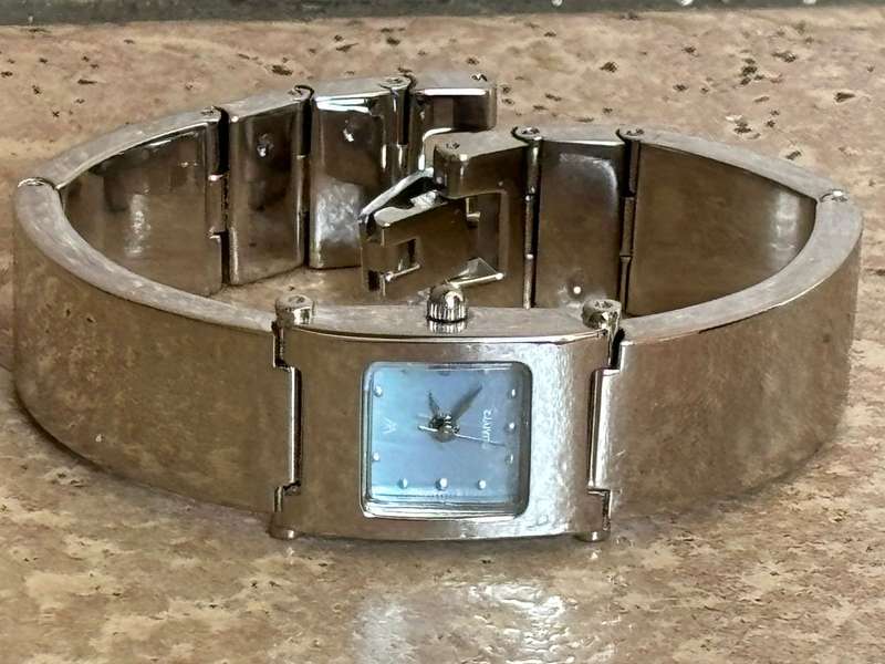 ELEGANT LADIES STAINLESS STEEL WATCH IN EXCELLENT WORKING CONDITION