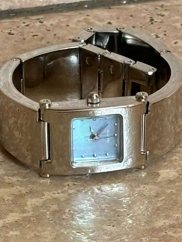 ELEGANT LADIES STAINLESS STEEL WATCH IN EXCELLENT WORKING CONDITION