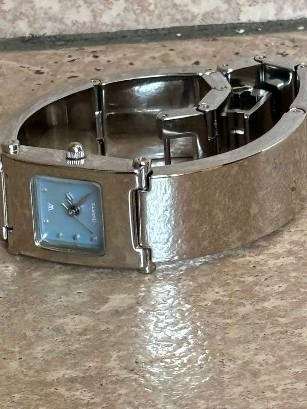 ELEGANT LADIES STAINLESS STEEL WATCH IN EXCELLENT WORKING CONDITION
