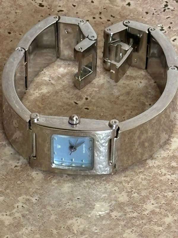 ELEGANT LADIES STAINLESS STEEL WATCH IN EXCELLENT WORKING CONDITION