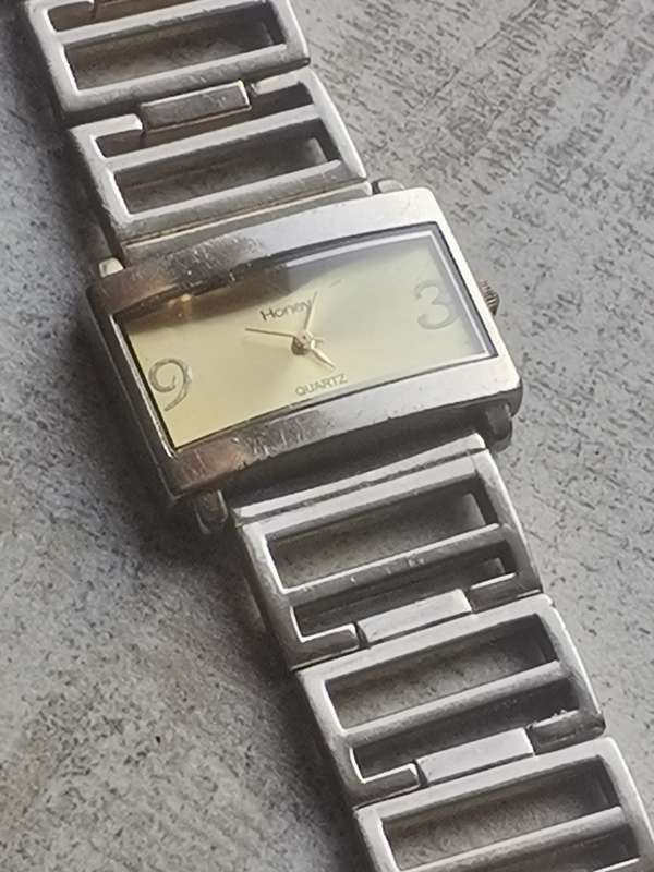 STUNNING LADIES HONEY STAINLESS STEEL WATCH IN EXCELLENT WORKING CONDITION