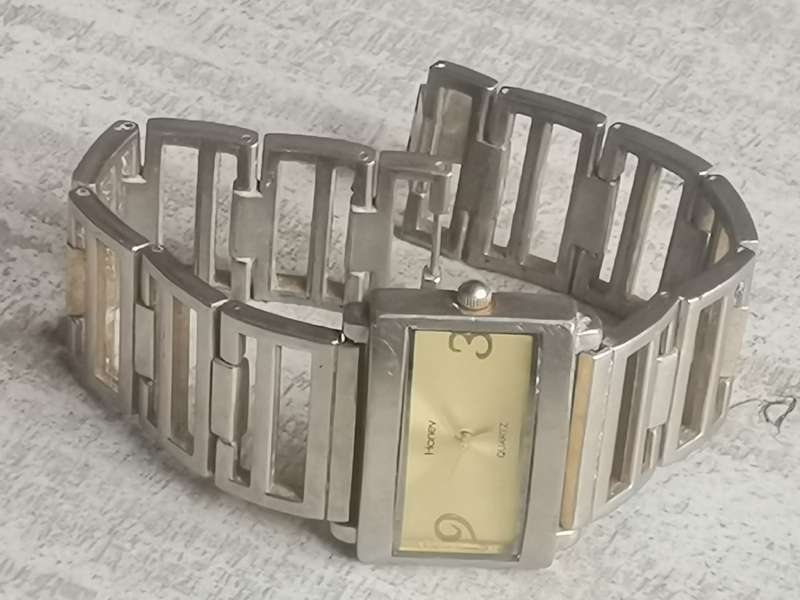 STUNNING LADIES HONEY STAINLESS STEEL WATCH IN EXCELLENT WORKING CONDITION