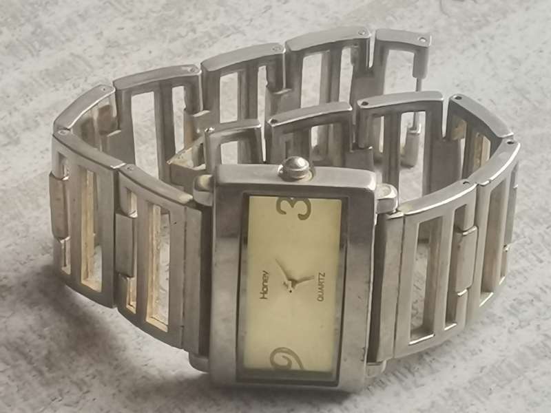 STUNNING LADIES HONEY STAINLESS STEEL WATCH IN EXCELLENT WORKING CONDITION