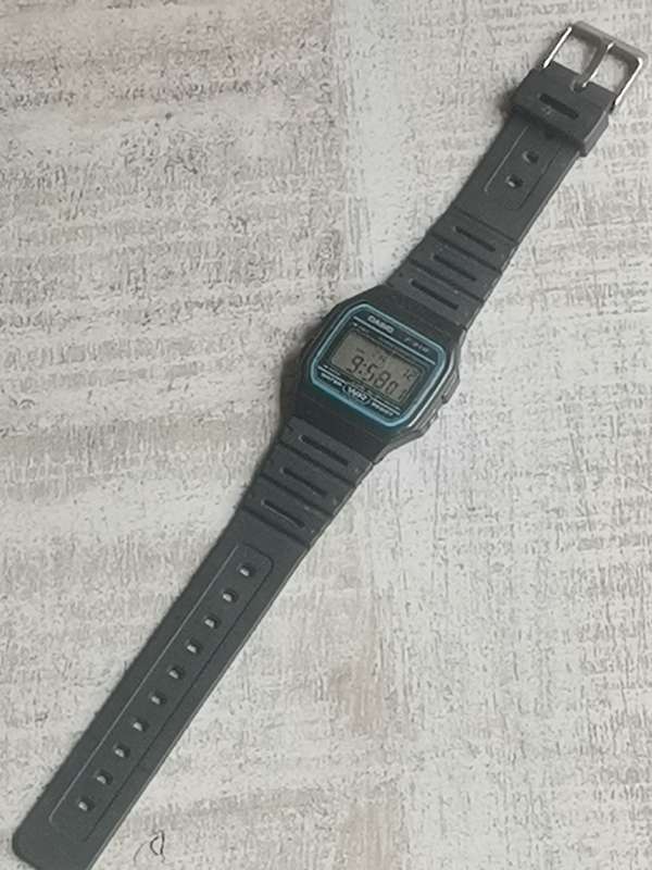 VINTAGE MENS CASIO F-91W CHRONOGRAPH WATCH IN EXCELLENT WORKING CONDITION