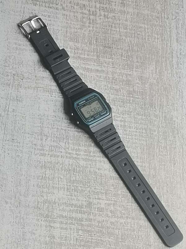 VINTAGE MENS CASIO F-91W CHRONOGRAPH WATCH IN EXCELLENT WORKING CONDITION