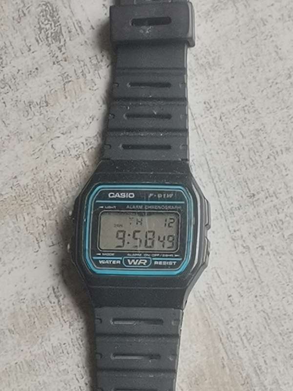 VINTAGE MENS CASIO F-91W CHRONOGRAPH WATCH IN EXCELLENT WORKING CONDITION