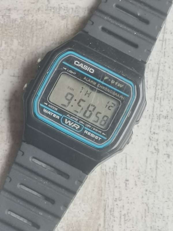 VINTAGE MENS CASIO F-91W CHRONOGRAPH WATCH IN EXCELLENT WORKING CONDITION