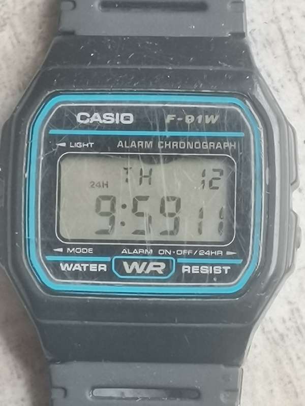 VINTAGE MENS CASIO F-91W CHRONOGRAPH WATCH IN EXCELLENT WORKING CONDITION