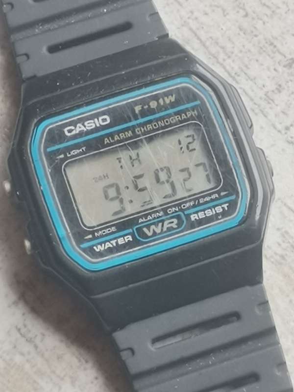 VINTAGE MENS CASIO F-91W CHRONOGRAPH WATCH IN EXCELLENT WORKING CONDITION