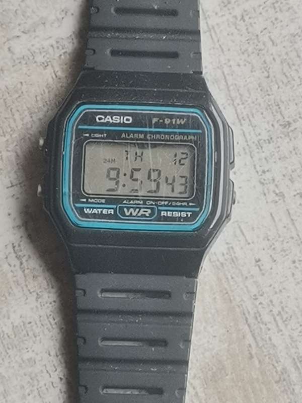 VINTAGE MENS CASIO F-91W CHRONOGRAPH WATCH IN EXCELLENT WORKING CONDITION