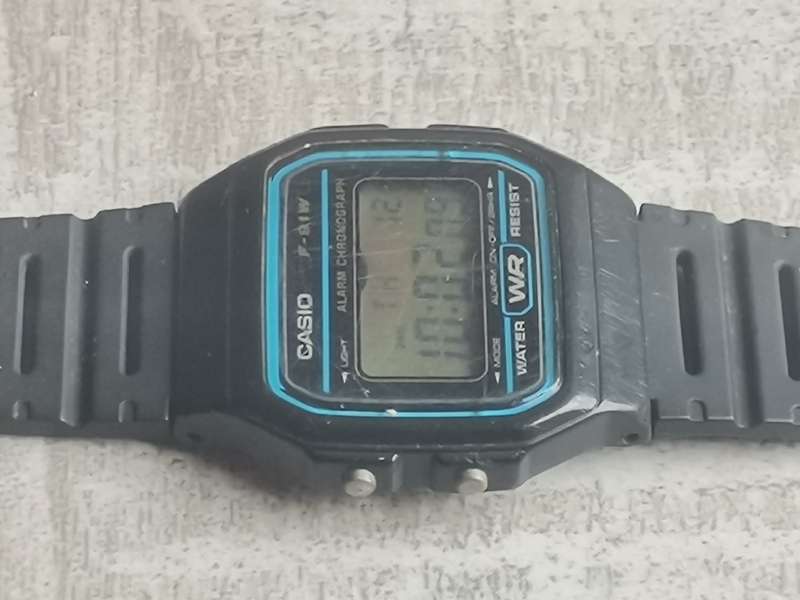 VINTAGE MENS CASIO F-91W CHRONOGRAPH WATCH IN EXCELLENT WORKING CONDITION