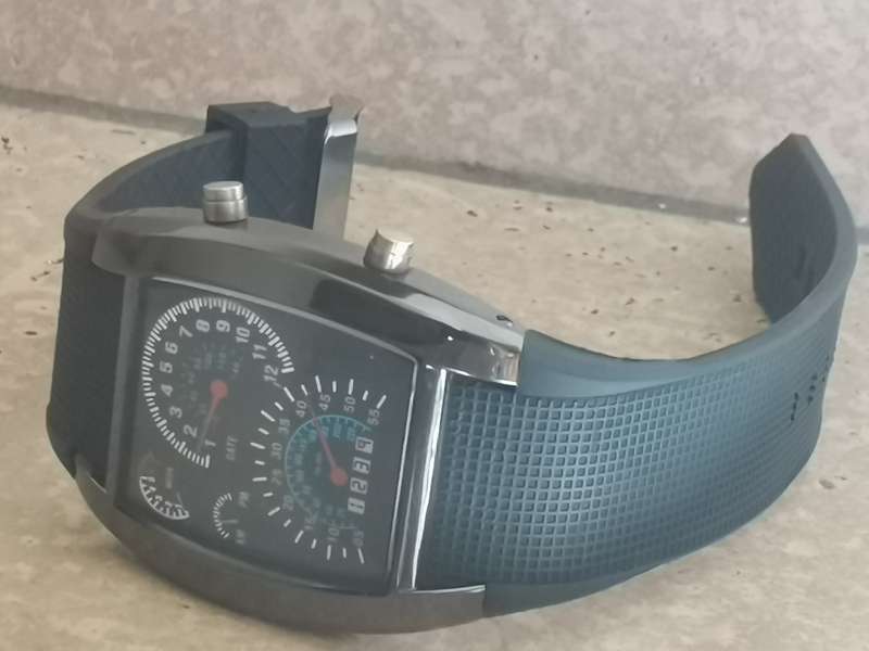MENS LED WATCH IN GOOD WORKING CONDITION