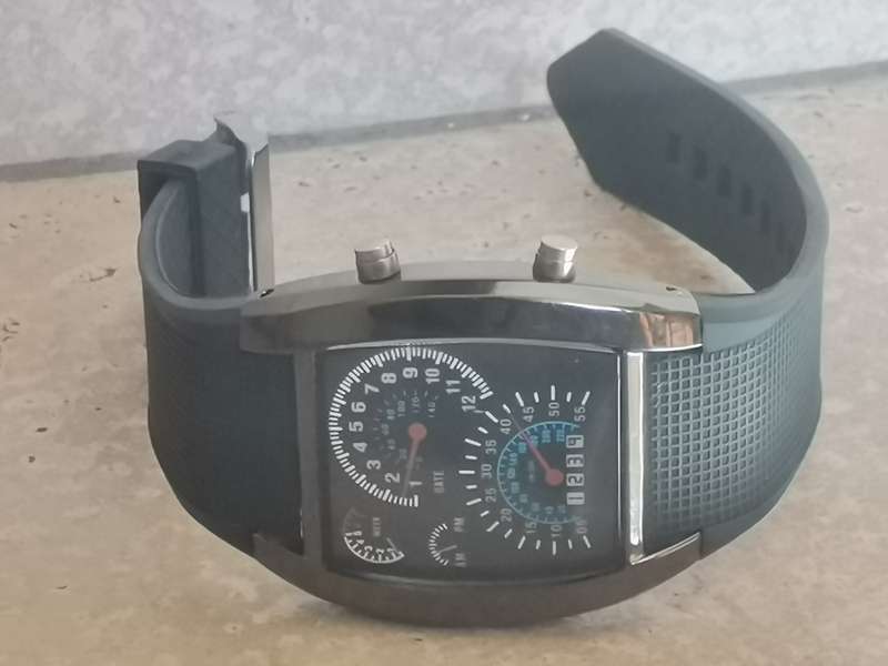 MENS LED WATCH IN GOOD WORKING CONDITION