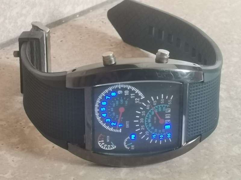 MENS LED WATCH IN GOOD WORKING CONDITION