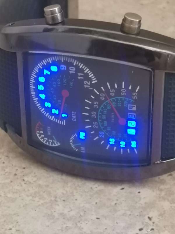 MENS LED WATCH IN GOOD WORKING CONDITION
