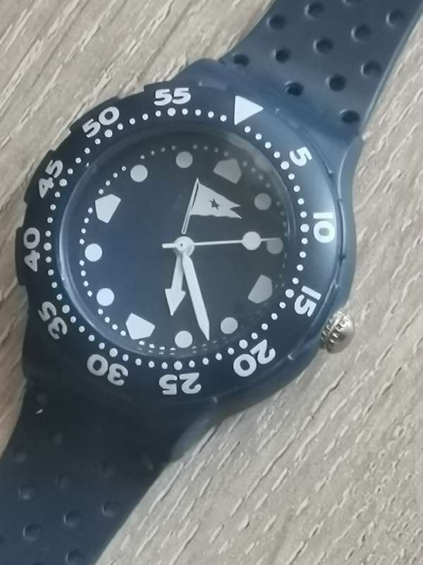 MENS SPORTY WATCH WITH ROTATING BEZEL IN EXCELLENT WORKING CONDITION