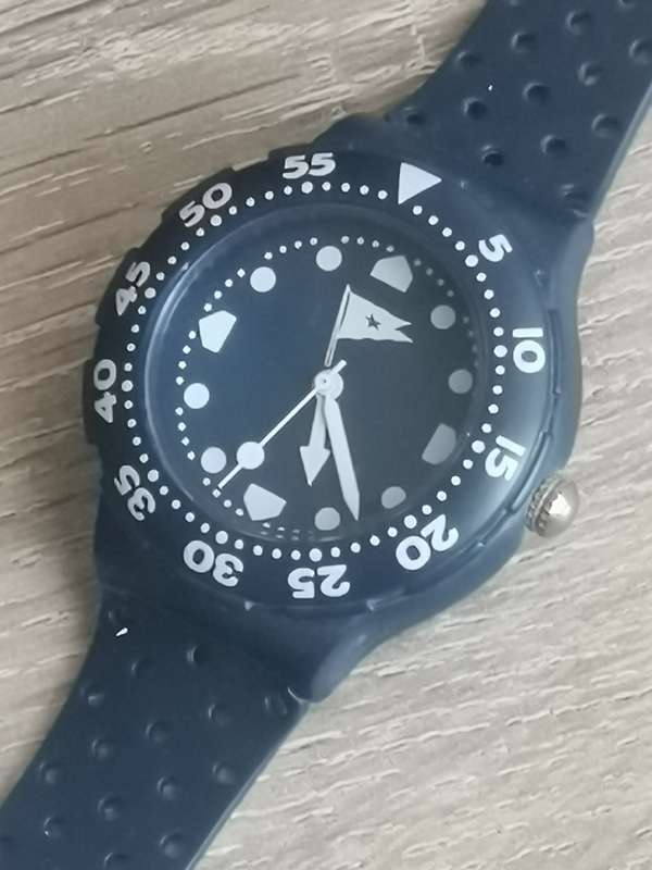 MENS SPORTY WATCH WITH ROTATING BEZEL IN EXCELLENT WORKING CONDITION
