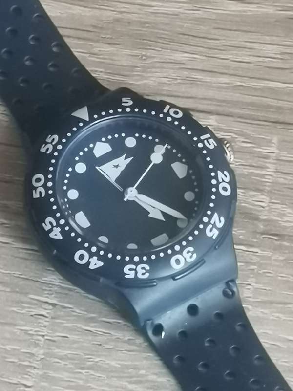 MENS SPORTY WATCH WITH ROTATING BEZEL IN EXCELLENT WORKING CONDITION