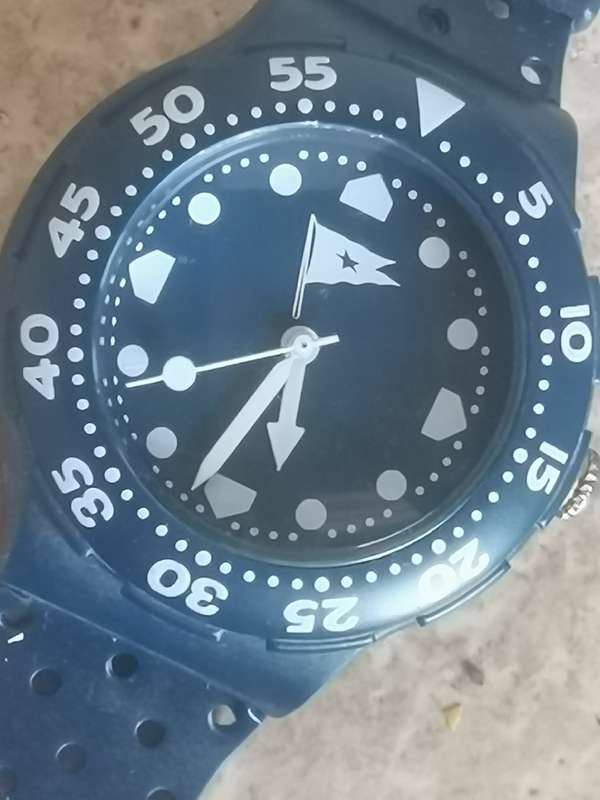 MENS SPORTY WATCH WITH ROTATING BEZEL IN EXCELLENT WORKING CONDITION
