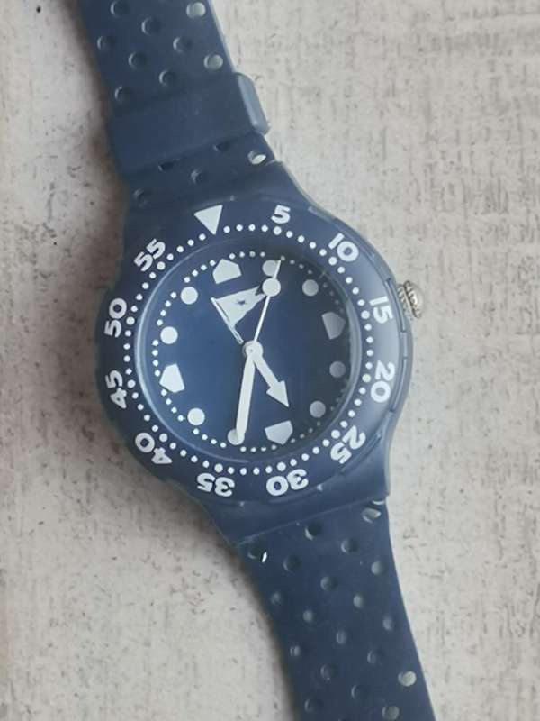 MENS SPORTY WATCH WITH ROTATING BEZEL IN EXCELLENT WORKING CONDITION