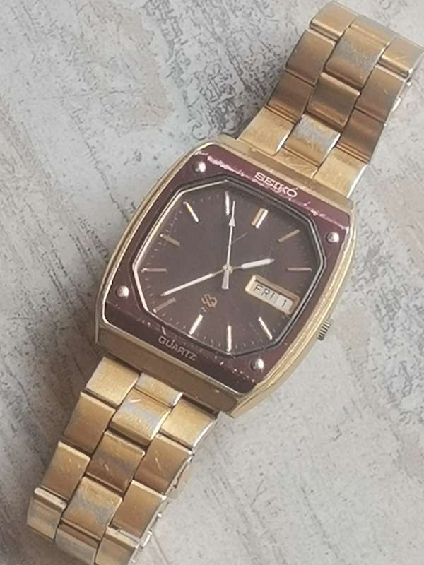 VINTAGE SEIKO SQ MENS WATCH WITH DAY/DATE FUNCTION IN EXCELLENT WORKING CONDITION