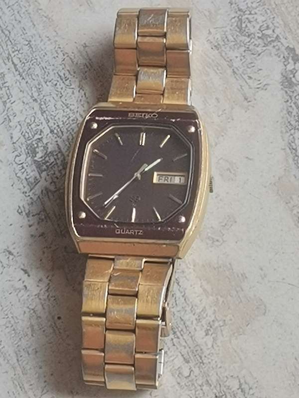 VINTAGE SEIKO SQ MENS WATCH WITH DAY/DATE FUNCTION IN EXCELLENT WORKING CONDITION