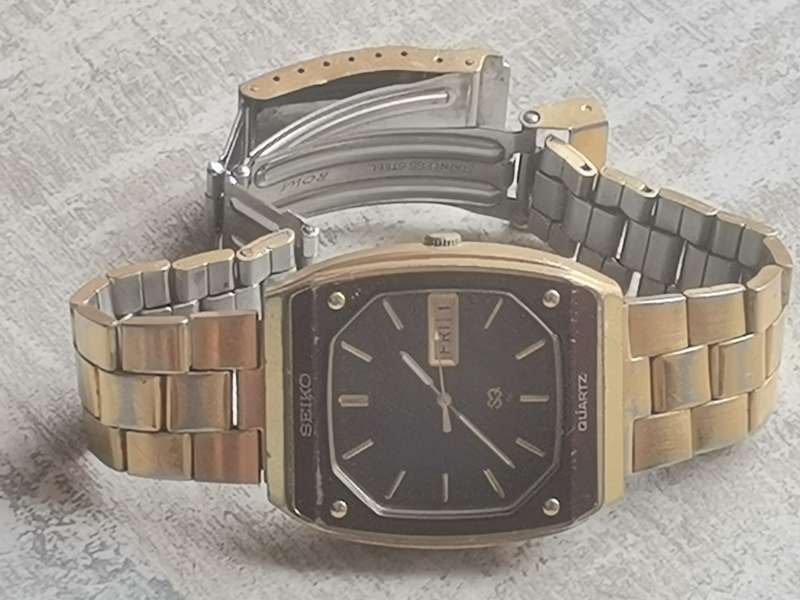 VINTAGE SEIKO SQ MENS WATCH WITH DAY/DATE FUNCTION IN EXCELLENT WORKING CONDITION