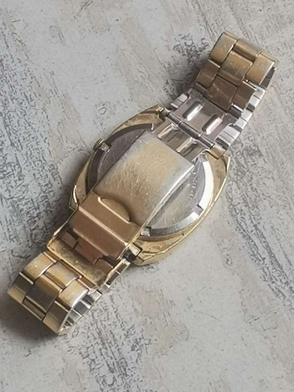 VINTAGE SEIKO SQ MENS WATCH WITH DAY/DATE FUNCTION IN EXCELLENT WORKING CONDITION