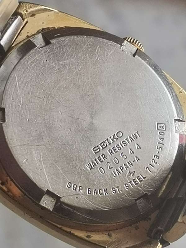 VINTAGE SEIKO SQ MENS WATCH WITH DAY/DATE FUNCTION IN EXCELLENT WORKING CONDITION