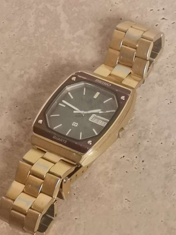 VINTAGE SEIKO SQ MENS WATCH WITH DAY/DATE FUNCTION IN EXCELLENT WORKING CONDITION