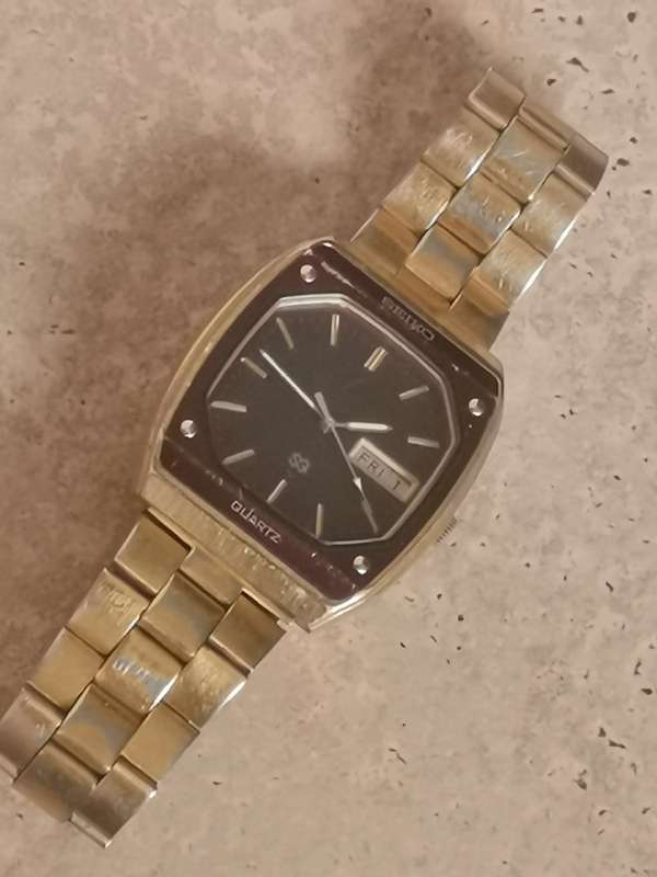 VINTAGE SEIKO SQ MENS WATCH WITH DAY/DATE FUNCTION IN EXCELLENT WORKING CONDITION