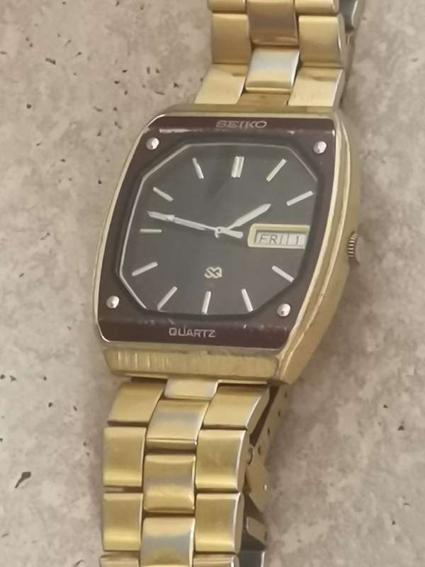 VINTAGE SEIKO SQ MENS WATCH WITH DAY/DATE FUNCTION IN EXCELLENT WORKING CONDITION