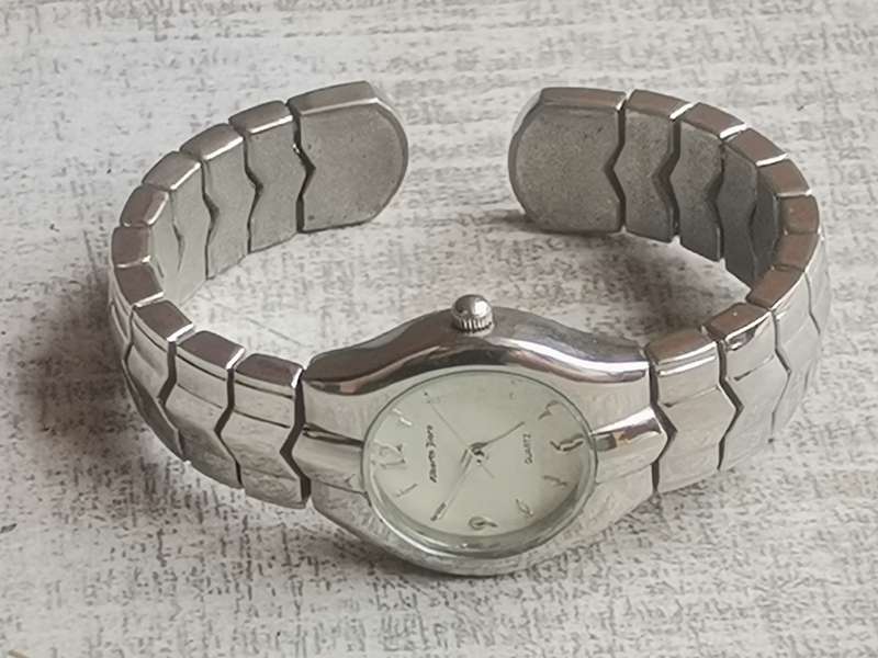STUNNING ELEGANT LADIES ALBERTO FIORO BANGLE WATCH IN EXCELLENT WORKING CONDITION