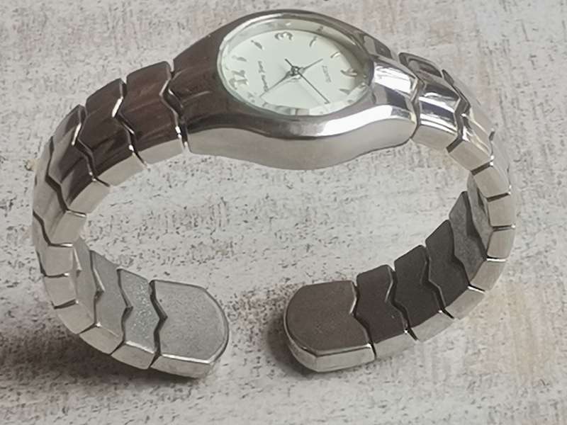 STUNNING ELEGANT LADIES ALBERTO FIORO BANGLE WATCH IN EXCELLENT WORKING CONDITION